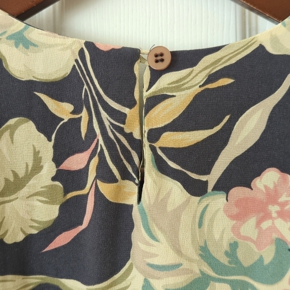 Chaus 90's Vintage 100% Silk Light Floral Short Sleeve Round Neck Blouse Gray 8 - Picture 11 of 11